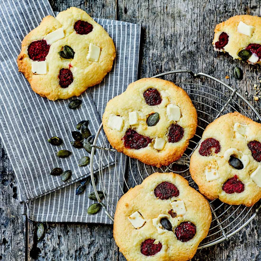 Cookies mit Zitrone, weißer Schokolade & Himbeeren