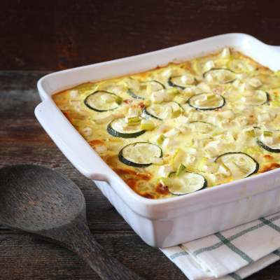 Zucchinigratin & Olivade mit Basilikum