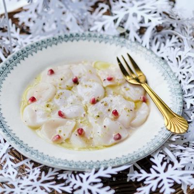 Carpaccio de Saint-Jacques et condiment blanc
