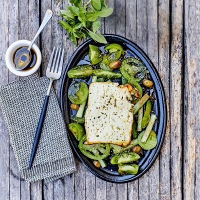 Gegrillter Feta & Salat aus grünen Tomaten