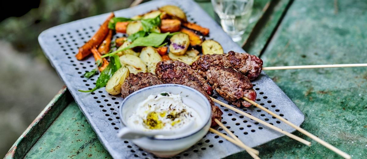 Brochettes d'agneau façon kefta & sauce au yaourt