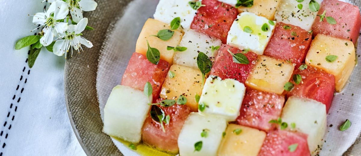 Schachbrettmuster aus Wassermelone, Melone, Gurke & Feta
