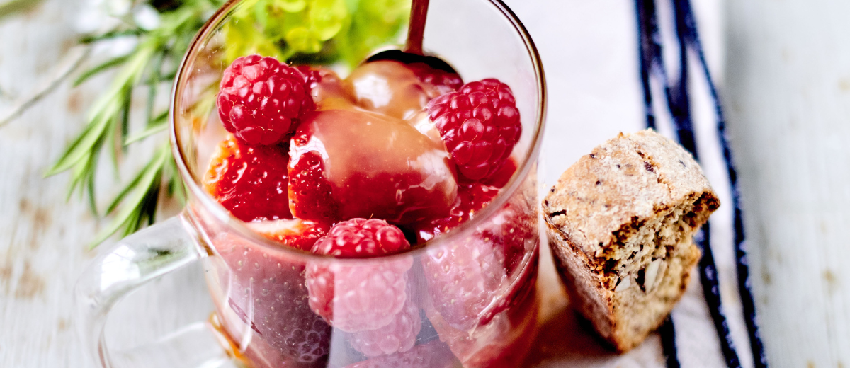Fruits rouges, crème de citron & croustillants à l'huile d'olive