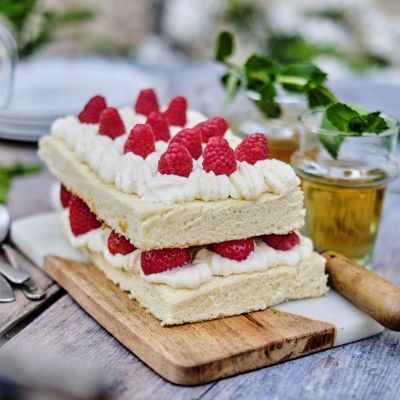 Zartes Tiramisu mit roten Beeren