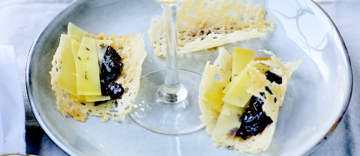 Tuiles de parmesan, comté & confit de figues